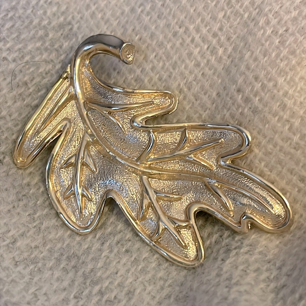 Gold tone leaf brooch